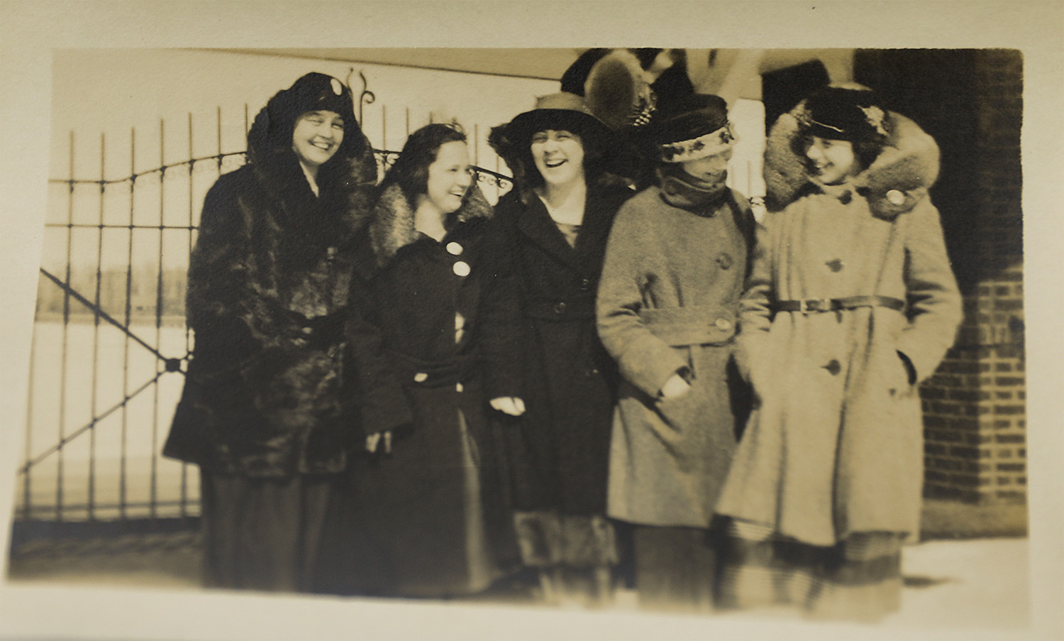 roe with friends on campus