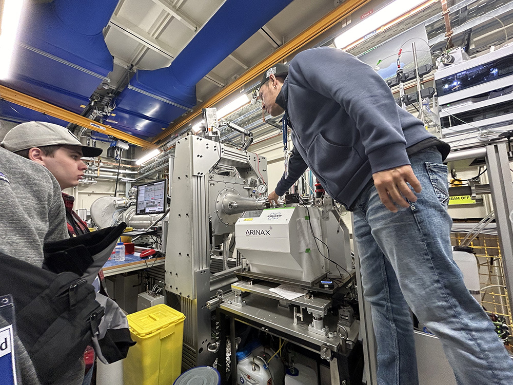 students seeing the diamond light source