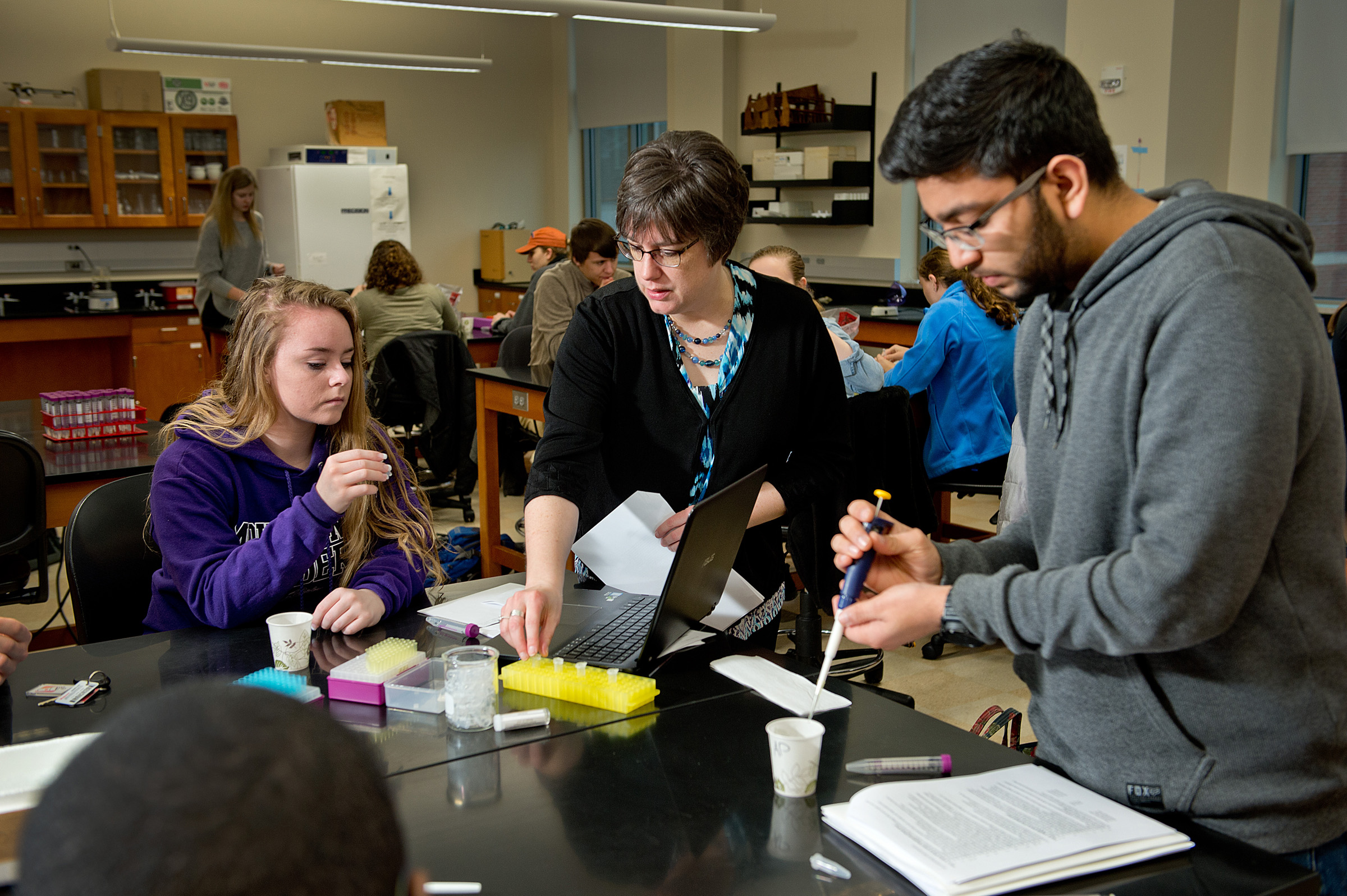 University of Mount Union students working with professor.