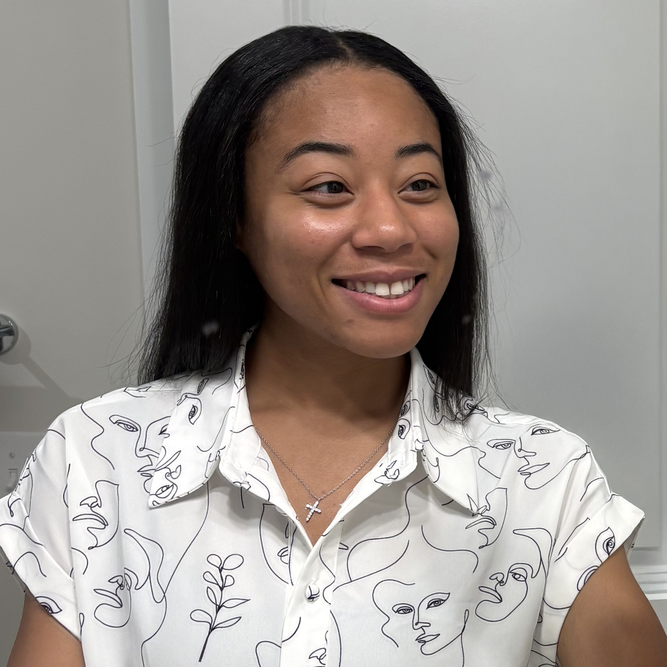 Lauren Walton M'27 posing for a photo